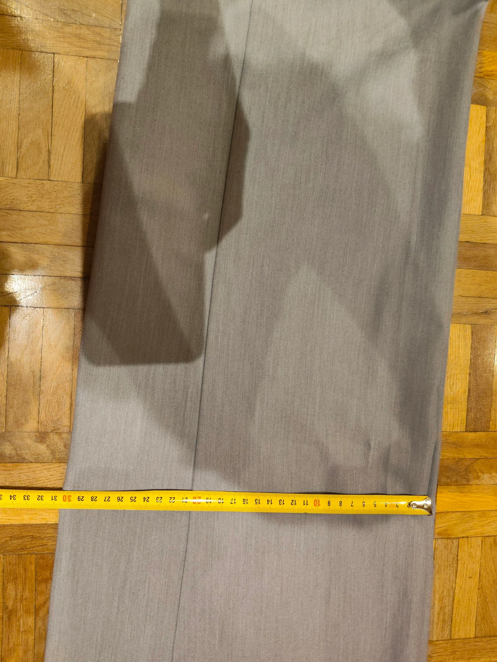Mango-Breed uitlopende grijze broek en wit gestructureerd top – photo 8